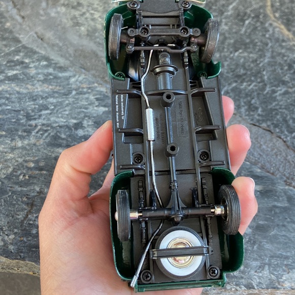 Beautiful green Ford 1948 collectible truck - Picture 5 of 7